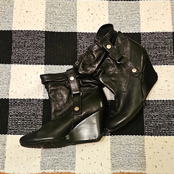 Kenneth Cole black booties, silver buttons, wedge heel, leather, sz 6.5 - Picture 2 of 5